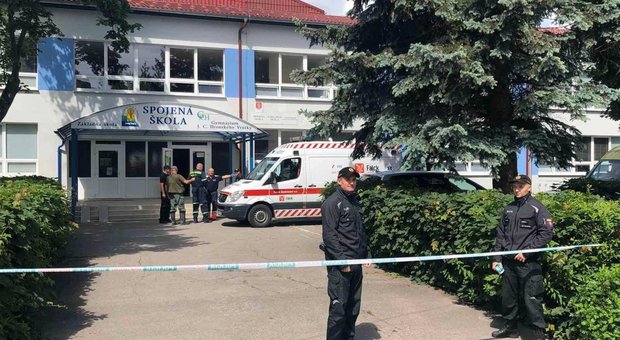 Armato di coltello entra in una scuola in Slovacchia: ferisce alcuni bambini, uccide il vice preside. Arrestato un 22enne