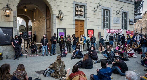 Milano, i lavoratori del Piccolo occupato: «Vogliamo contagiare anche gli altri teatri»