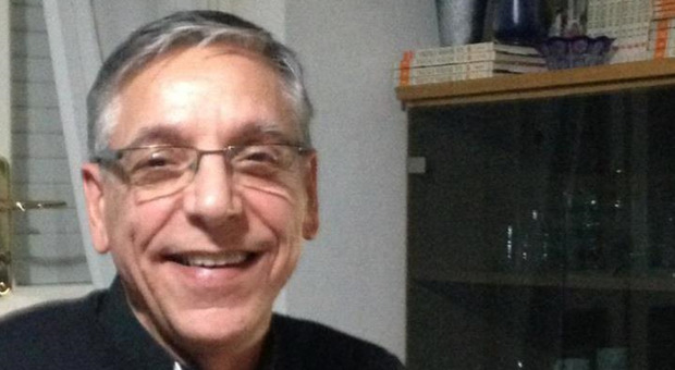 Don Mario, selfie nudo su Facebook: la Diocesi sospende il parroco. «Non so come sia successo»