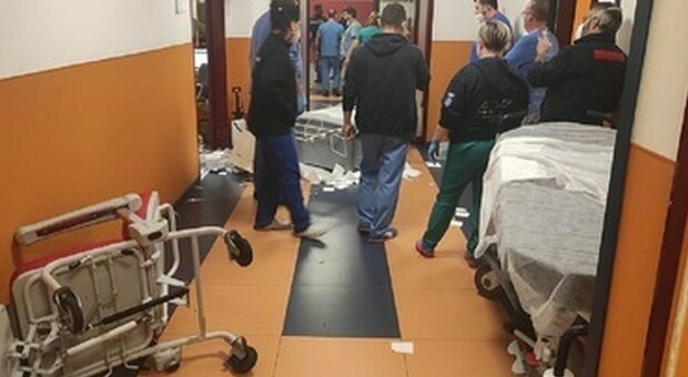 Nordafricano distrugge le vetrate del pronto soccorso e si ferisce col taglierino: notte choc all'ospedale