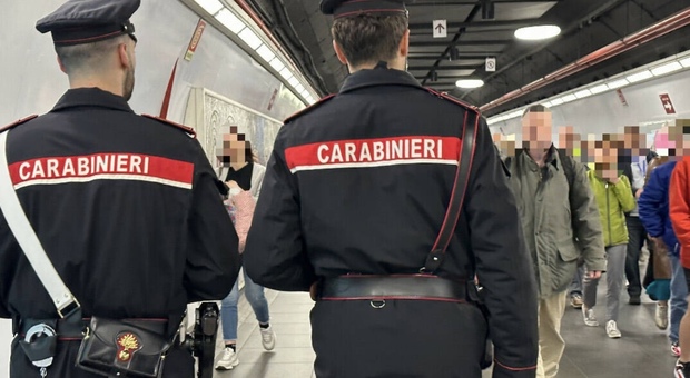 Roma, i borseggiatori colpiscono ancora sulla metro: rubato un telefonino