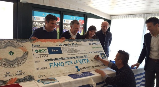 Paolo Belli firma l'assegno della partita del cuore