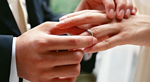 Si sposa, licenziato a fine contratto: reintegrato per la legge che garantisce le donne