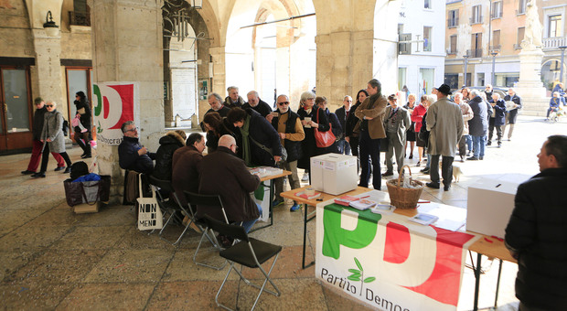 Il seggio delle ultime primarie del Partito democratico di Treviso sotto la Loggia dei 300