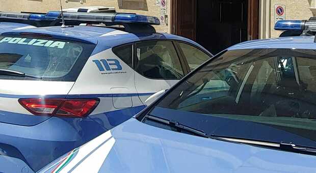 Ancona, tre ragazzini vagano in città e chiedono aiuto ai poliziotti in un inglese stentato