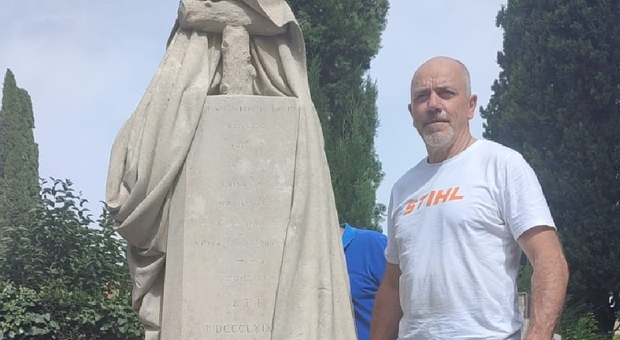 Felice Rufina accaanto al Monumento dei Caduti della Guardia di Finanza