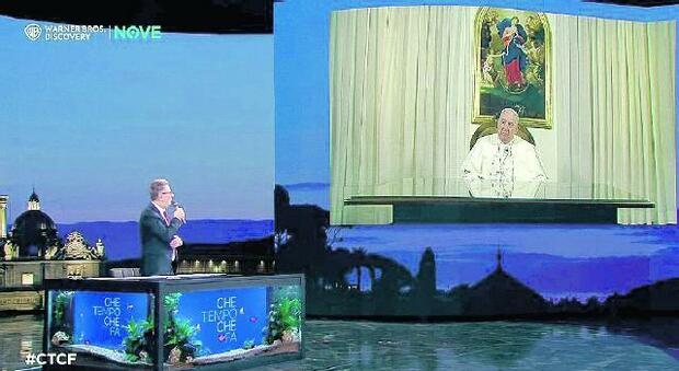 Il Papa va in tv: «Per ora mi sento bene Le dimissioni? Non nei miei pensieri»