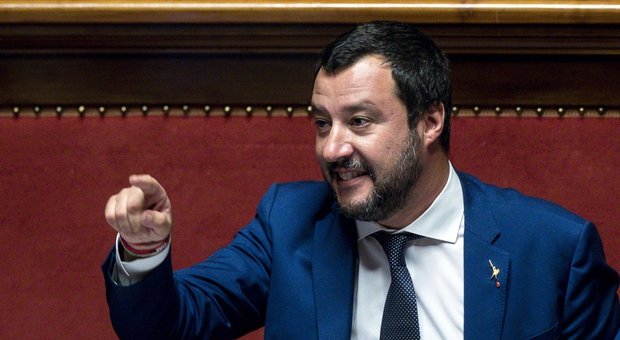 Salvini al Mattino: «Chi avvelena e brucia va accusato di omicidio, affari tra scafisti e mafiosi»