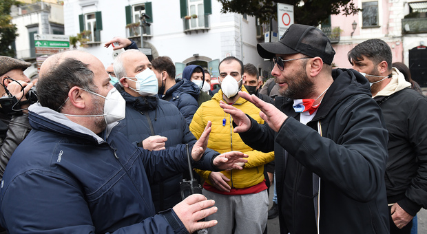 Salerno, manifestazione di protesta contro il governatore De Luca