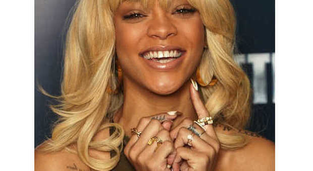 Rihanna indossa gli anelli di Jenny Fisher