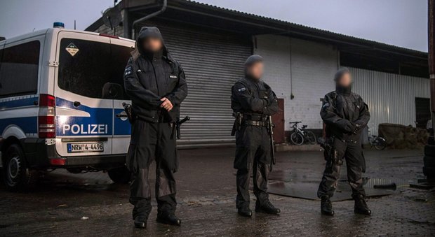 Germania, mega-blitz contro sospetti Isis. Il governo mette al bando gruppo salafita