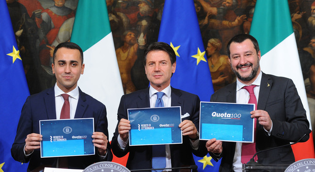Di Maio, Conte e Salvini dopo l'approvazione del decreto su quota 100 e reddito di cittadinanza