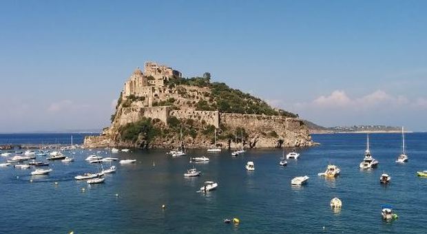Viaggio truffa "all inclusive" a Ischia per 80 vacanzieri di Velletri