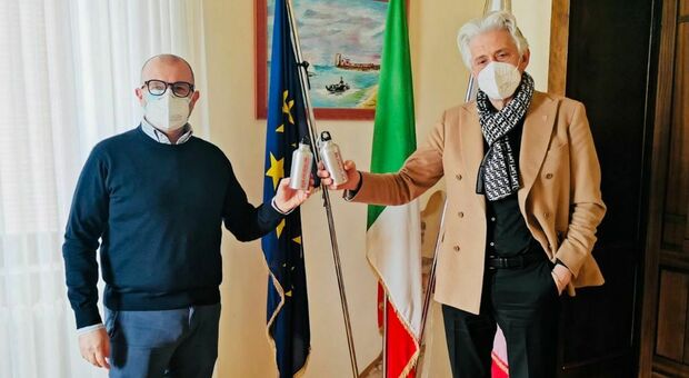 Da sinistra l'assessore Riccardo Sacchi e il sindaco Sandro Parcaroli