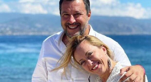 immagine Meloni, vacanze di lavoro: oggi vertice con Salvini. E potrebbe vedere Metsola