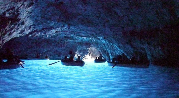 Capri, Grotta Azzurra chiusa: tanta delusione tra i turisti