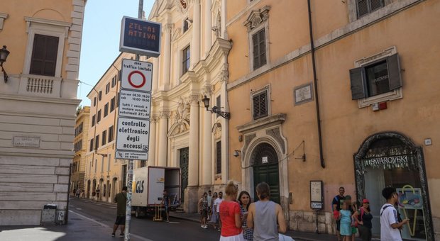 Roma, Ztl del Tridentino operativa. Commercianti del centro in protesta: «I clienti del lusso non prendono i mezzi pubblici»