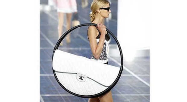 Chanel lancia la sua Hula-hoop bag