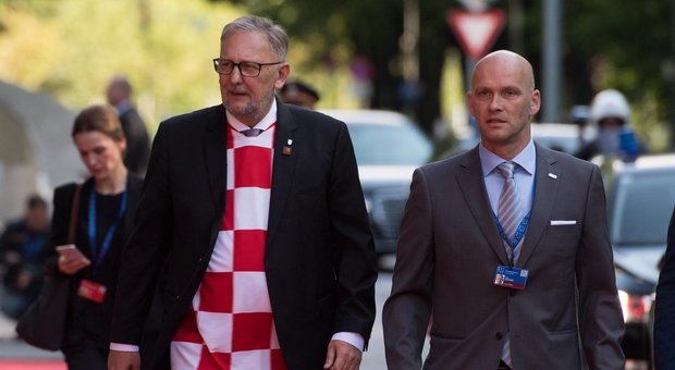 Croazia, ministri sfilano con la maglia a scacchi