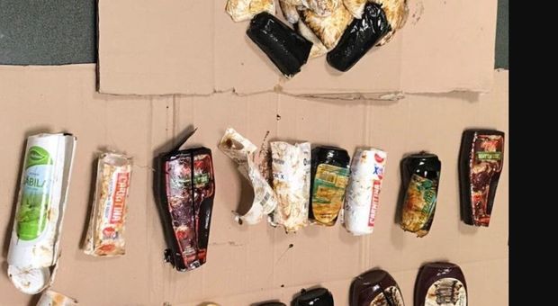 Roma, in valigia nascondeva sei chili di cocaina dentro 15 bottiglie