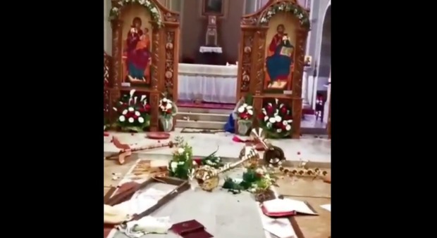 Due romeni ubriachi distruggono la chiesa dei Lugaresi, il video choc: «C'è sangue ovunque»
