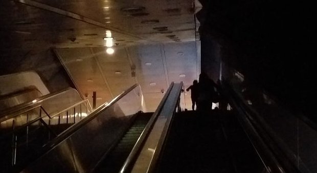Roma Termini, metro al buio: senza luce in banchina e sulle scale mobili. Proteste web: «E la sicurezza?»