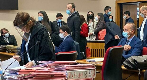 Napoli, in Tribunale una folla di avvocati in attesa dei processi: «Rischio Covid»