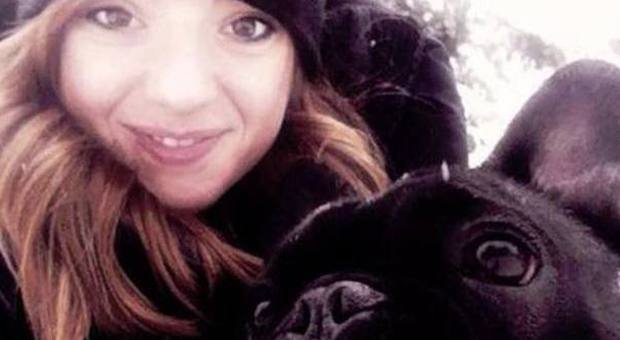 Hostess di 28 anni trovata morta nel bosco a poca distanza da casa