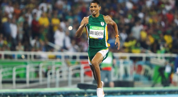 Atletica, van Nierkerk fantastico record del mondo nei 400 metri: 43"03