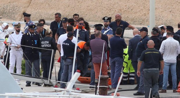 Migranti, naufragio a Lampedusa: 13 donne morte, dispersa anche bimba di 8 mesi