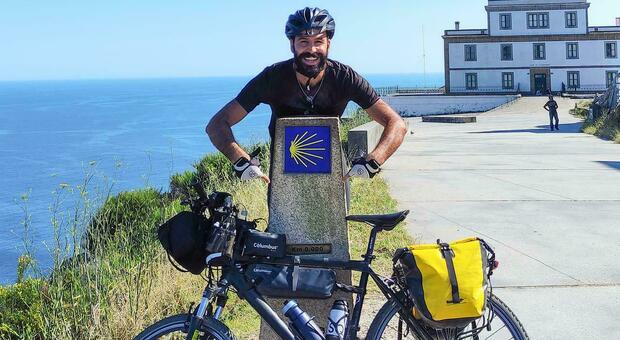 L'impresa di Rudy Di Flavio, in bici da Massa Fermana fino in Mongolia: «Nel viaggio c’è la metafora della vita»