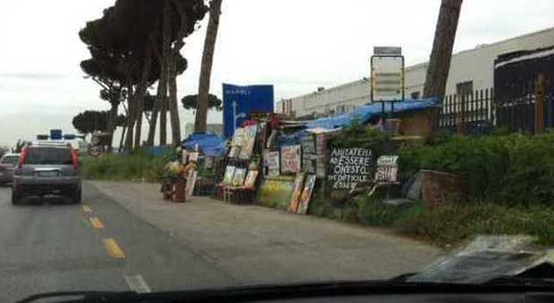 «Aiutatemi ad essere onesto», i cartelli dell'artista esposti in strada