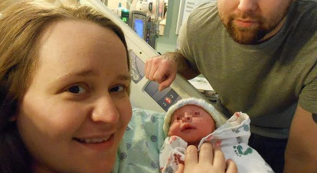 Heather, neo mamma, muore a 27 anni: sottovalutato nodulo al seno