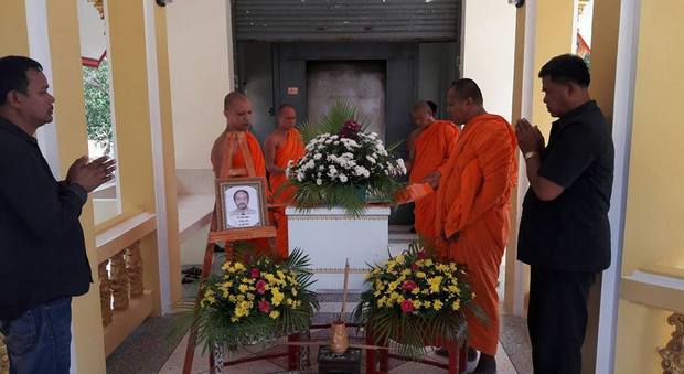 Imprenditore campano morto in Thailandia, le foto del funerale buddista