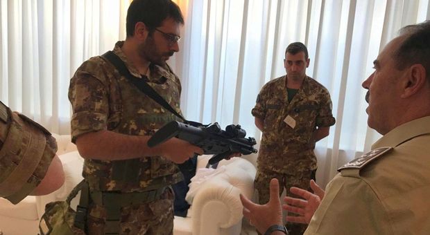 Il sottosegretario M5S al ministero della Difesa Angelo Tofalo indossa mitra e mimetica «per capire cosa si prova»