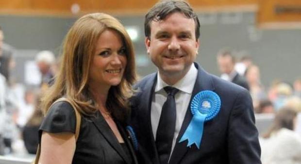 Kate Griffiths con il marito Andrew di cui ha preso il posto come candidata Tory dopo lo scandalo sessuale che ha travolto il consorte