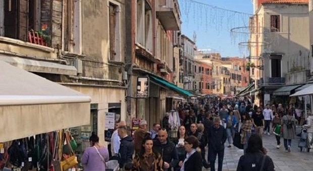 Due ragazzi con la maglia del Venezia passeggiano in strada, coppia di adolescenti li aggredisce a calci e pugni in pieno pomeriggio