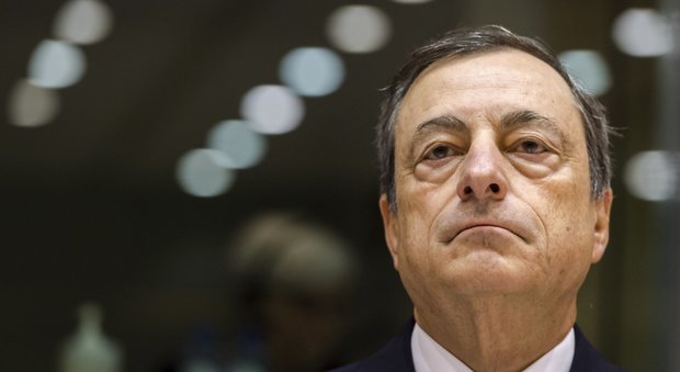 Bce, Draghi: i tassi rimarranno bassi a lungo. Pil Eurolandia rivisto al rialzo