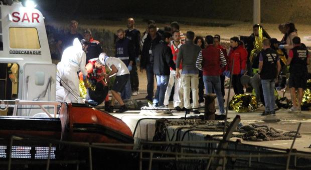 Migranti, naufragio a Lampedusa: morte 13 donne, tra i dispersi una bimba di 8 mesi. Il sindaco: «Una mattanza»