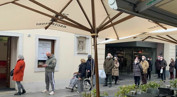Il negozio di mascherine in corso Garibaldi a Pordenone