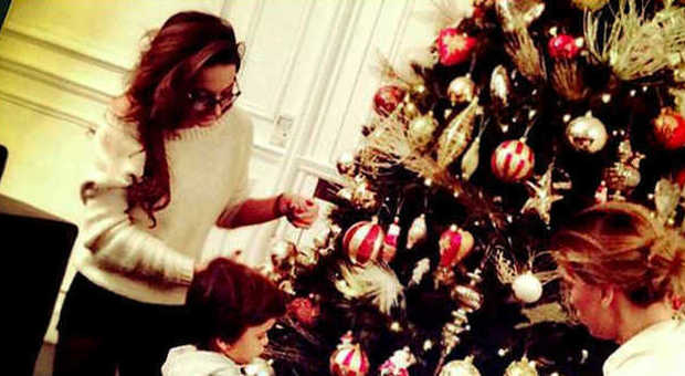 Claudia Galanti decora l'albero di Natale insieme al figlio