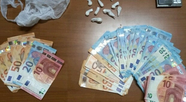 Mazzette contanti e pioggia di soldi sui social: carabinieri gli perquisiscono casa e lo arrestano per spaccio