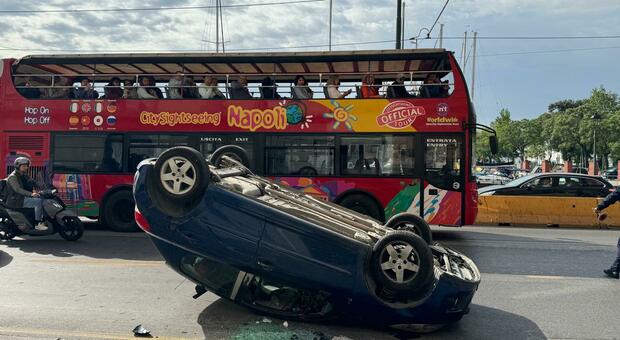 Incidente a Napoli, auto si ribalta in via Acton: conducente illeso e traffico in tilt