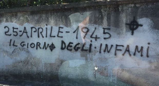Liberazione, scritta choc sul muro «Infangata la nostra storia»
