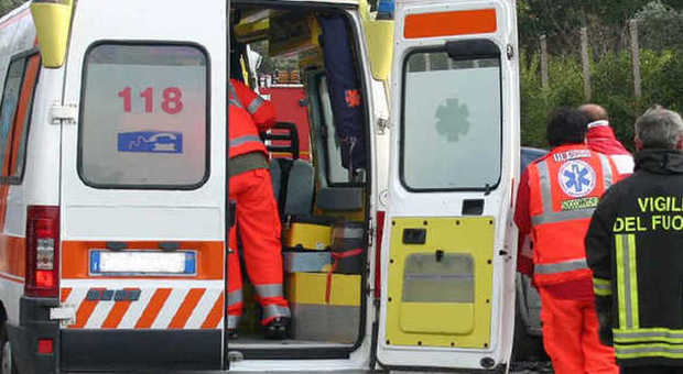 Piacenza, tragico incidente sul lavoro: operaio cade da una scala e muore
