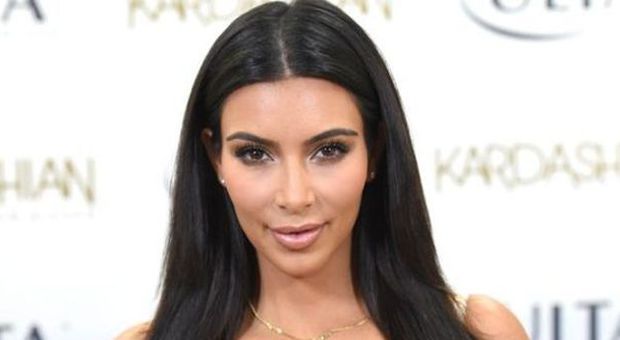 Kim Kardashian "corregge" Twitter e suggerisce il nuovo modo per cambiare i refusi
