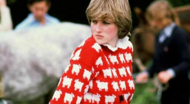 Lady Diana, il maglione con la pecora nera venduto all'asta a 143mila dollari: ecco la sua storia (dalla partita di polo al remake di qualche anno fa)
