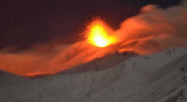 L'Etna dà spettacolo: la lava scorre in mezzo a neve e ghiaccio