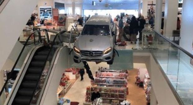 Sono almeno nove le persone ferite dall'auto guidata da un pensionato 78enne che ha perso il controllo sfondando le vetrine di un grande magazzino al centro di Amburgo bloccandosi a mezz'aria tra le scale mobili. Lo riferiscono i media locali, secondo c