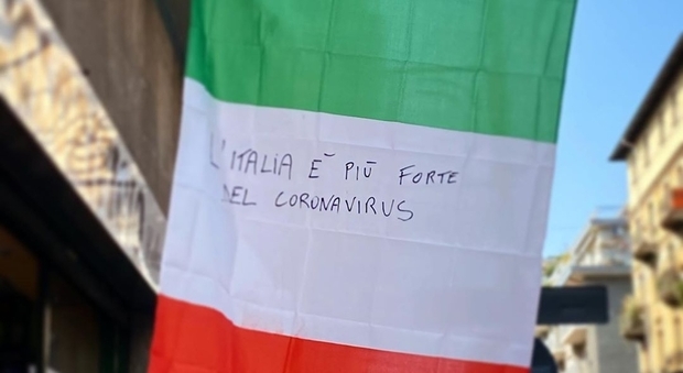 Il 25 aprile ai tempi del coronavirus: flashmob dai balconi, il tricolore colora Napoli